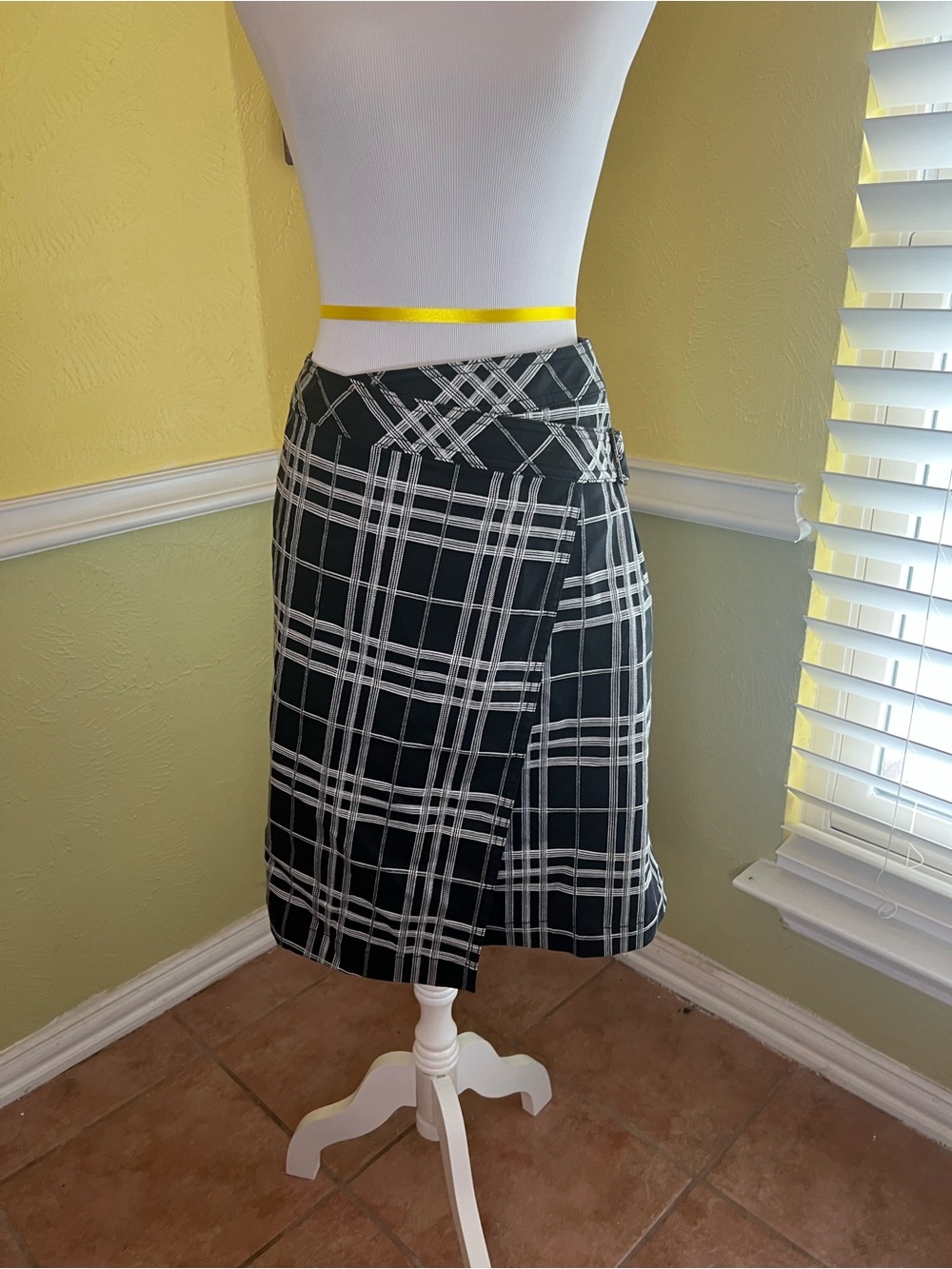 Burberry Black and White Plaid A-Line Skirt Wrap Around — US size 4
